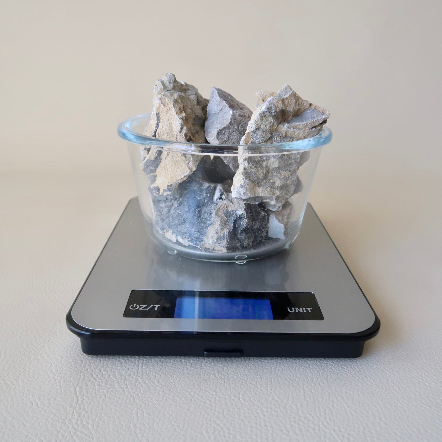<Limited to face-to-face delivery> Carbide for lantern fuel sold in 1kg units